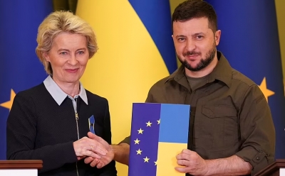 Von der Leyen: Καμία νομική δέσμευση για άμεση ένταξη της Ουκρανίας στην ΕΕ