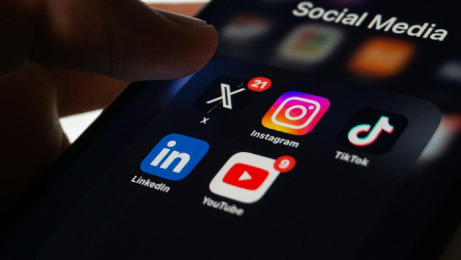 «Πόλεμος» Macron με το ισχυρό λόμπι της Big Tech και του Big Porn - Μπλόκο των παιδιών από τα social media