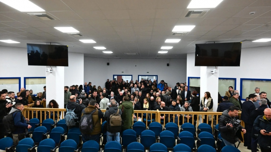Τέμπη: Χάος στη δίκη... Έκρηξη Κωνσταντοπούλου - Καρυστιανού: «Συλλάβετε με!» - Απόλυτη ντροπή Φλωρίδη με συγγενείς εκτός αίθουσας