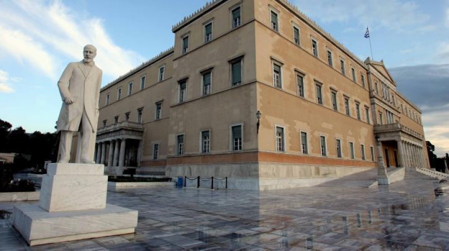 Επίθεση με γκαζάκια στον προαύλιο χώρο στη Βουλή - Συνελήφθη ο δράστης