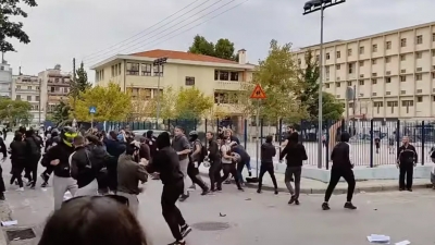 Άγρια επεισόδια έξω από σχολείο στη Θεσσαλονίκη - Κουκουλοφόροι επιτέθηκαν σε φοιτητές