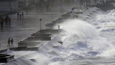 Σε πορτοκαλί συναγερμό η Γαλλία από το χτύπημα της καταιγίδας Elenor - 5 νεκροί και 3 αγνοούμενοι