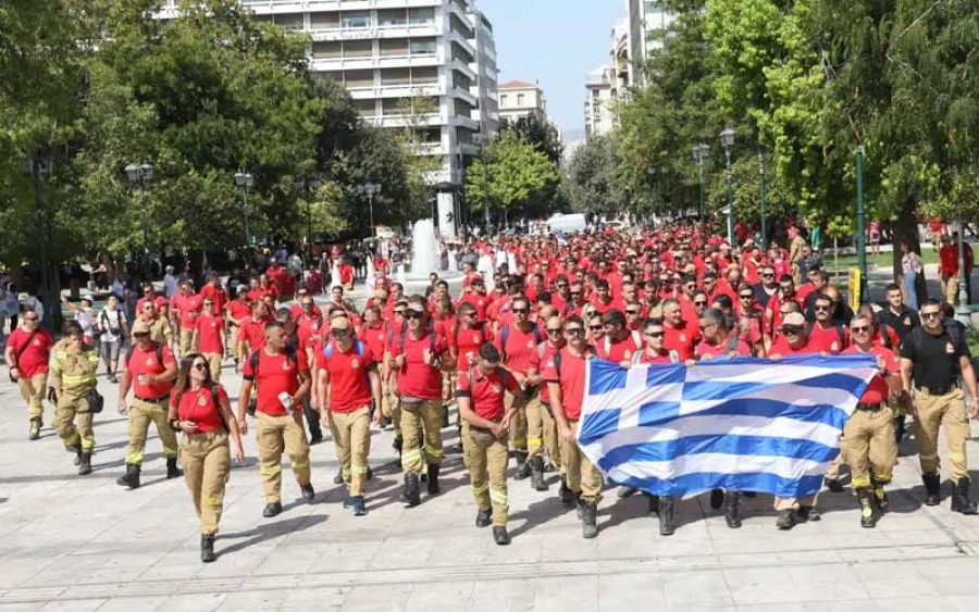Οργή κατά Μητσοτάκη - Στο Σύνταγμα οι Εποχικοί Πυροσβέστες: Όχι άλλη κοροϊδία
