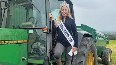 Από την πασαρέλα στη φάρμα – Η Miss Manchester αποφάσισε να ασχοληθεί με τα… τρακτέρ