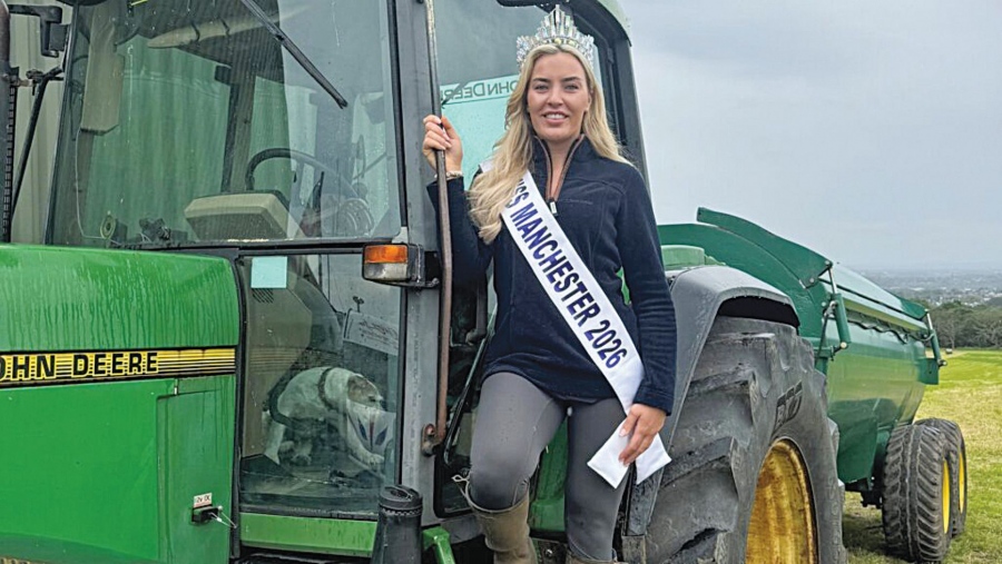 Από την πασαρέλα στη φάρμα – Η Miss Manchester αποφάσισε να ασχοληθεί με τα… τρακτέρ