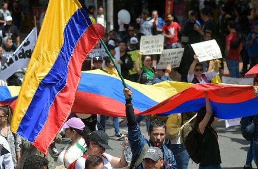 Κολομβία: Τρεις νεκροί αστυνομικοί από έκρηξη βόμβας - Διαδηλωτές παρέλυσαν την πρωτεύουσα Μπογκοτά