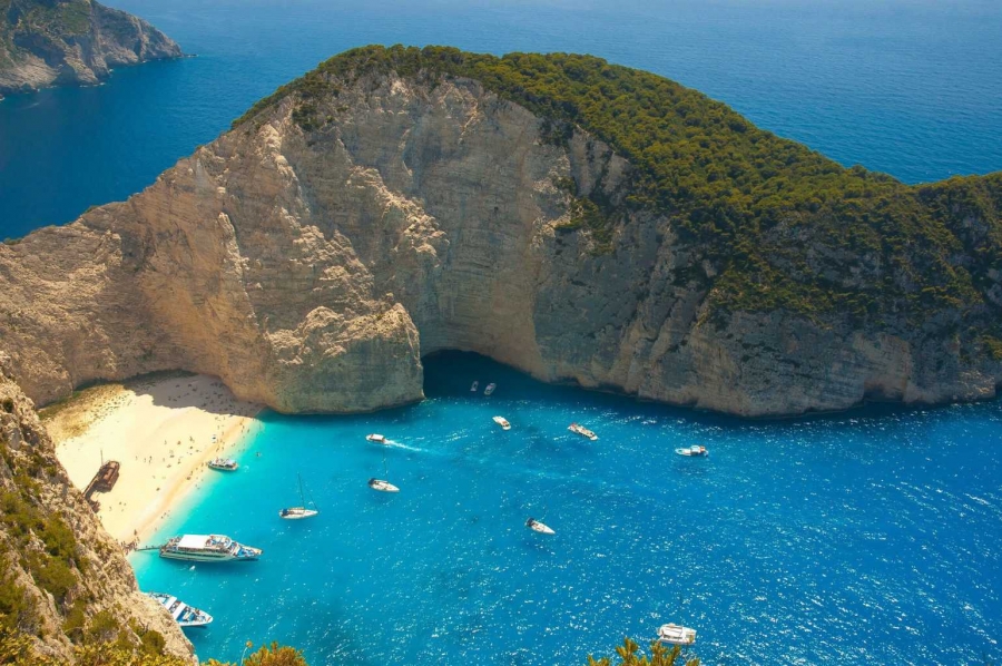 Βρετανικά ΜΜΕ: Ελληνικά νησιά στην πράσινη λίστα της Μ. Βρετανίας – Για ποια πρόκειται