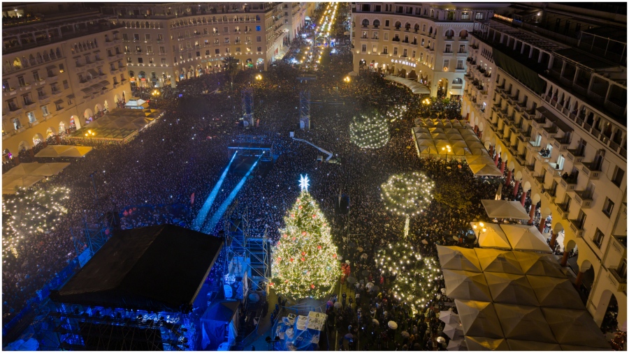 Η Θεσσαλονίκη φόρεσε τα γιορτινά της - «Άναψε» το Χριστουγεννιάτικο δέντρο στην Αριστοτέλους