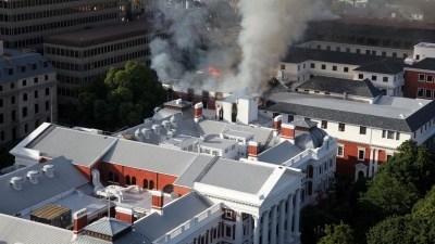 Νότια Αφρική: Παρανάλωμα του πυρός το Κοινοβούλιο από μεγάλη φωτιά – Συνελήφθη ένας άνδρας