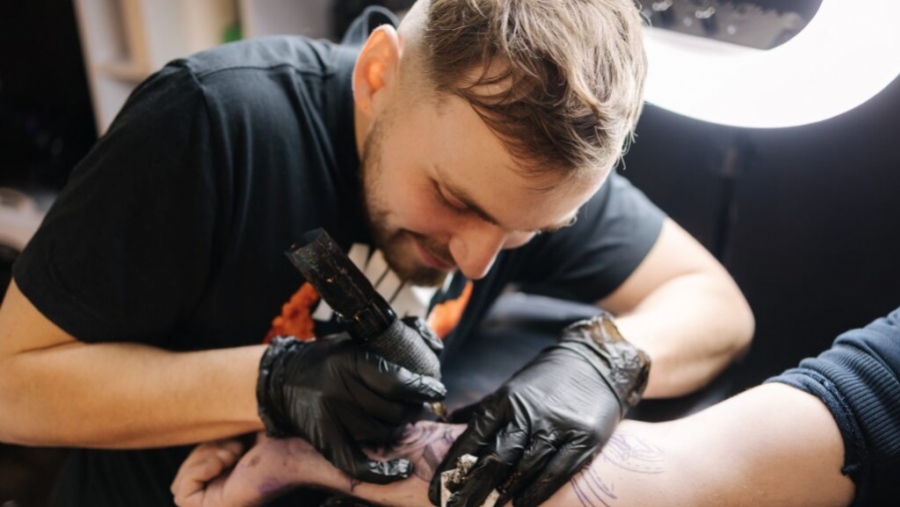 Βρετανίδα κάνει τατουάζ και καταλήγει στην εντατική