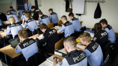 Δίχως τέλος η woke παράνοια - Οι μισοί Γερμανοί αστυνομικοί είναι μετανάστες και δεν ξέρουν να μιλάνε καλά γερμανικά