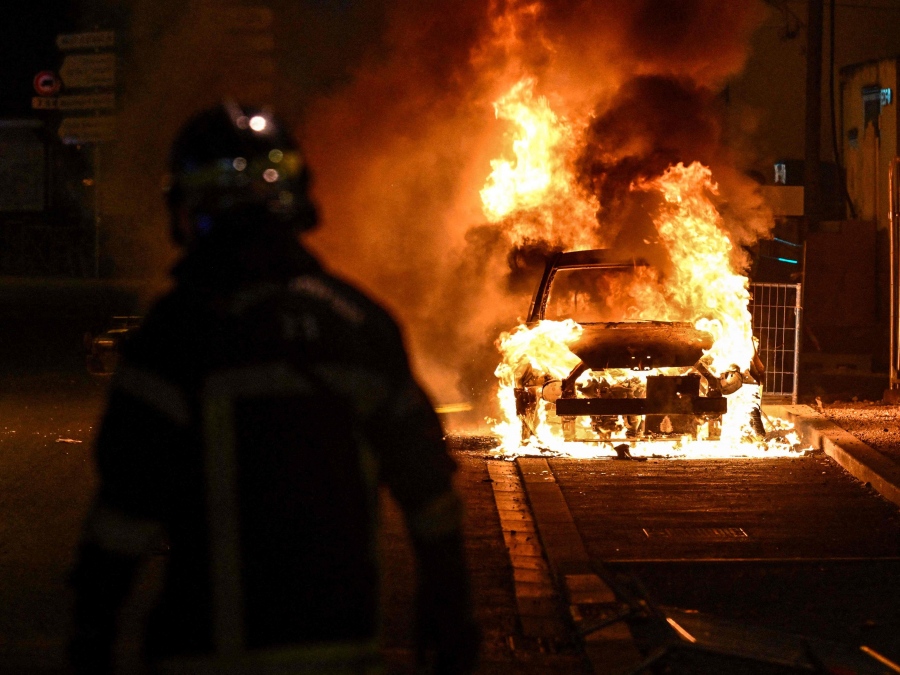 Συγκεντρώσεις στα δημαρχεία όλης της Γαλλίας τη Δευτέρα (3/7), μετά τη βίαιη επίθεση εναντίον δημάρχου