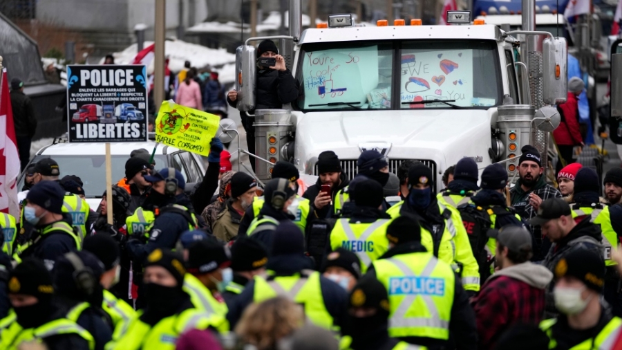 Σκληρή κόντρα αστυνομίας - αμετακίνητων διαδηλωτών του Freedom Convoy στον Καναδά για «ανάκτηση» της Οτάβα – 170 συλλήψεις, δεκάδες κατασχέσεις φορτηγών