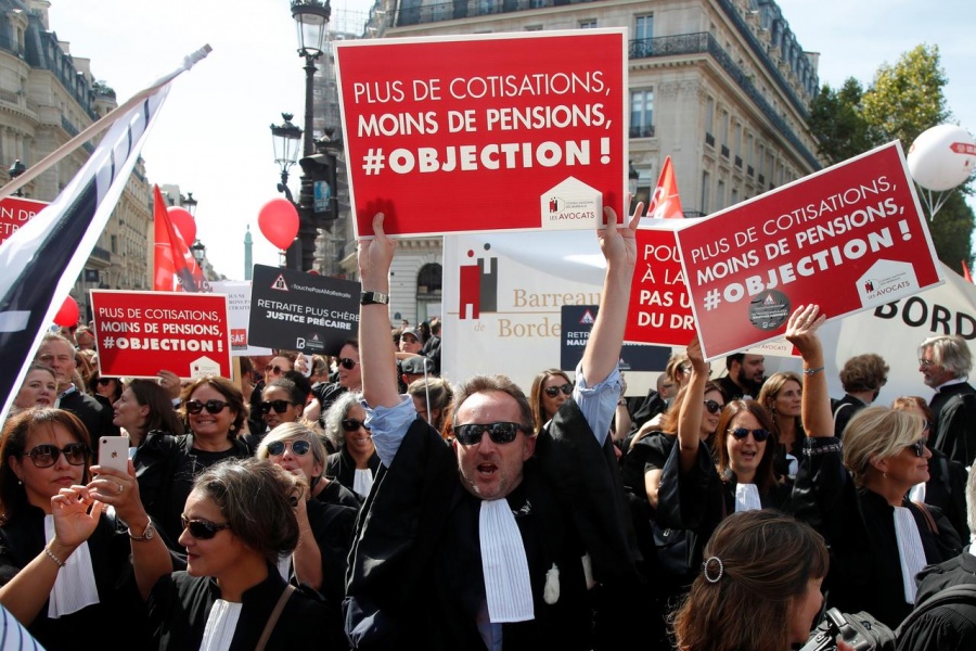Σε «κλοιό» αντικυβερνητικών διαδηλώσεων το Παρίσι - Διαμαρτυρίες των συνδικάτων για τις συνταξιοδοτικές μεταρρυθμίσεις Macron