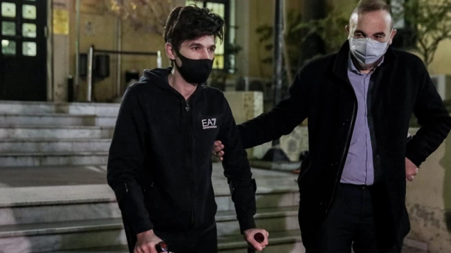 Καταβεβλημένος και με πατερίτσες στην Ευελπίδων, μετά τη σύλληψη του ο Μένιος Φουρθιώτης
