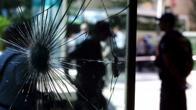 Συνεχίζονται τα επεισόδια στο Πολυτεχνείο - Μολότοφ και πετροπόλεμος στην Πατησίων - Στις 102 οι προσαγωγές στα Εξάρχεια