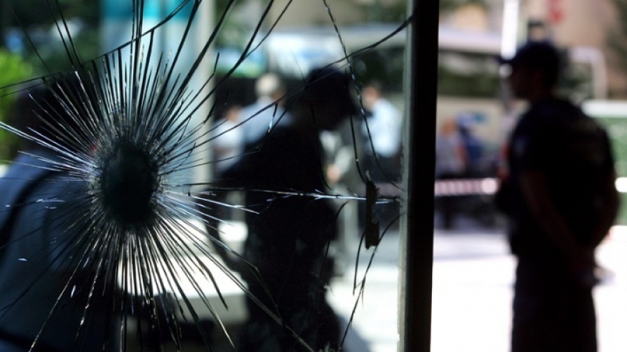 Συνεχίζονται τα επεισόδια στο Πολυτεχνείο - Μολότοφ και πετροπόλεμος στην Πατησίων - Στις 102 οι προσαγωγές στα Εξάρχεια