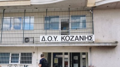 Σε εξαιρετικά κρίσιμη κατάσταση ο 56χρονος τραυματίας από την επίθεση στη ΔΟΥ Κοζάνης