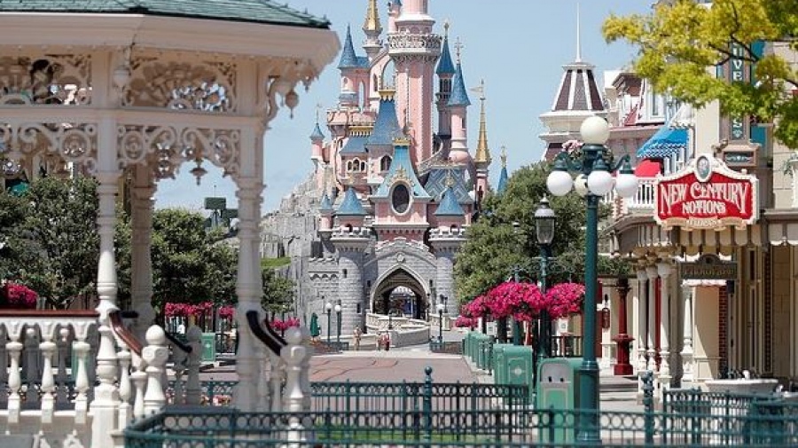 Ευρώπη, η  χαρά των διεστραμμένων - Πρώην Σοβιετικός αλεξιπτωτιστής διέκοψε γάμο 39χρονου με 9χρονη στη Disneyland