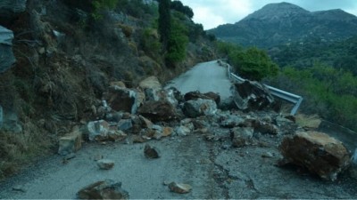 Καταστροφές και στην Ικαρία από τον σεισμό: Κόπηκε στα δύο δρόμος από τις κατολισθήσεις