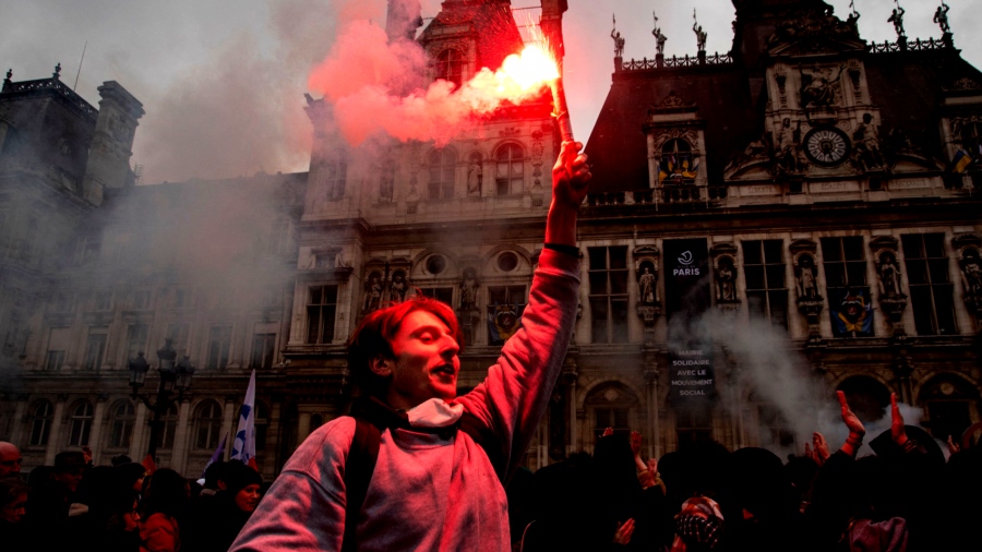 «Τι Bayrou, τι Lecornu» - Τσουνάμι λαϊκής οργής στη Γαλλία παρασέρνει τον Macron σε κατάρρευση - Τεράστιες διαδηλώσεις και χάος