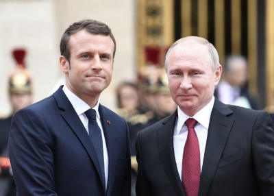 Macron σε Putin: Νόμιμα τα πλήγματα της Δύσης στη Συρία
