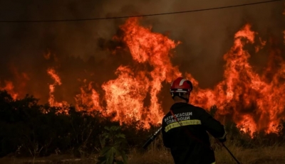 Δύσκολη νύχτα με τις αναζωπυρώσεις στην Εύβοια - Οι φλόγες έχουν φουντώσει στις Καματριάδες