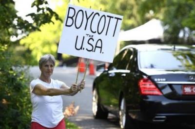 Οι Καναδοί  μποϊκοτάρουν τα αμερικανικά προϊόντα, εξοργισμένοι από τις εμπορικές πολιτικές του Trump