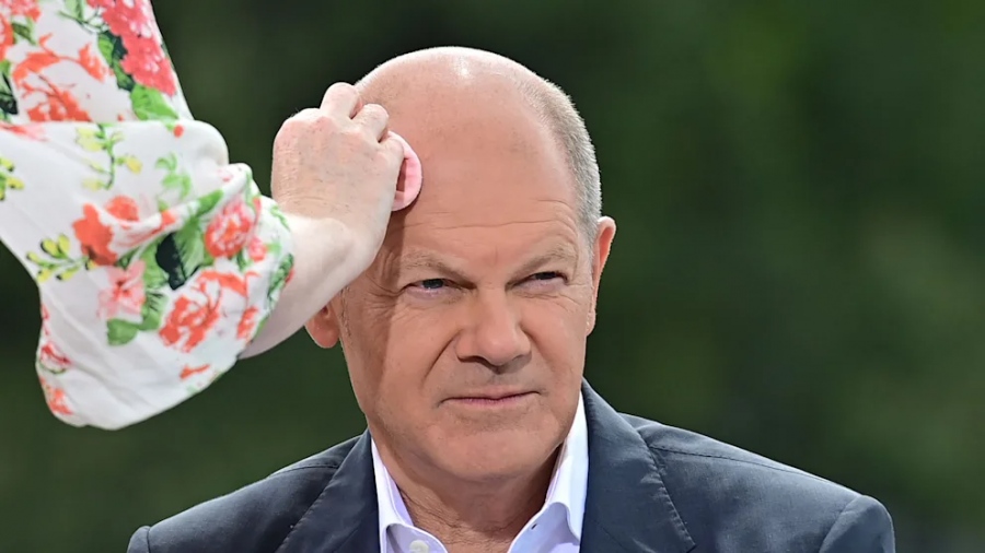 Ζωή και.. κότες: Η κυβέρνηση Scholz ξοδεύει χιλιάδες ευρώ σε... μακιγιάζ και κομμωτές από τα λεφτά των Γερμανών