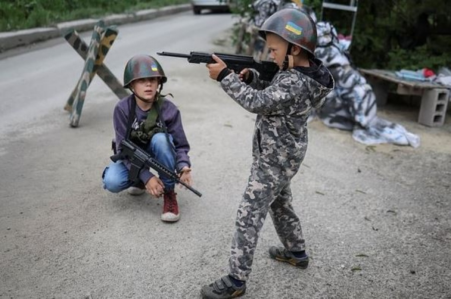 Απίστευτη δήλωση Ουκρανού στρατιωτικού: Να μιλάμε στα παιδιά για πόλεμο και στρατό από το νηπιαγωγείο