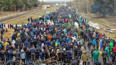 Φωτογραφία - γροθιά στο στομάχι: Άμαχοι Ουκρανοί εμποδίζουν τον ρωσικό στρατό να μπει στην πόλη Ενερχοντάρ