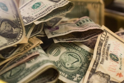 Ρεκόρ στοιχημάτων για την πτώση του δολαρίου: Αντιμετωπίζει το αμερικανικό νόμισμα ήδη την κατάρρευση;