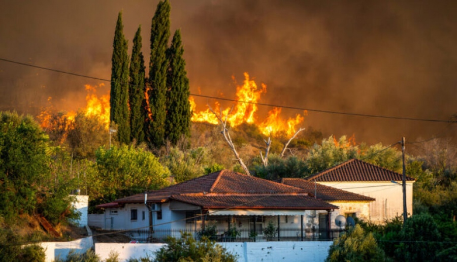 Σε ύφεση τα πύρινα μέτωπα στο Χελιδόνι και στην Ηρακλειά Ηλείας