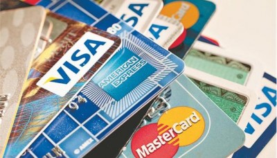Αποκάλυψη: Οι τράπεζες τινάζουν στον αέρα τους κατόχους πιστωτικών καρτών με μεταχρονολογημένες άτοκες δόσεις