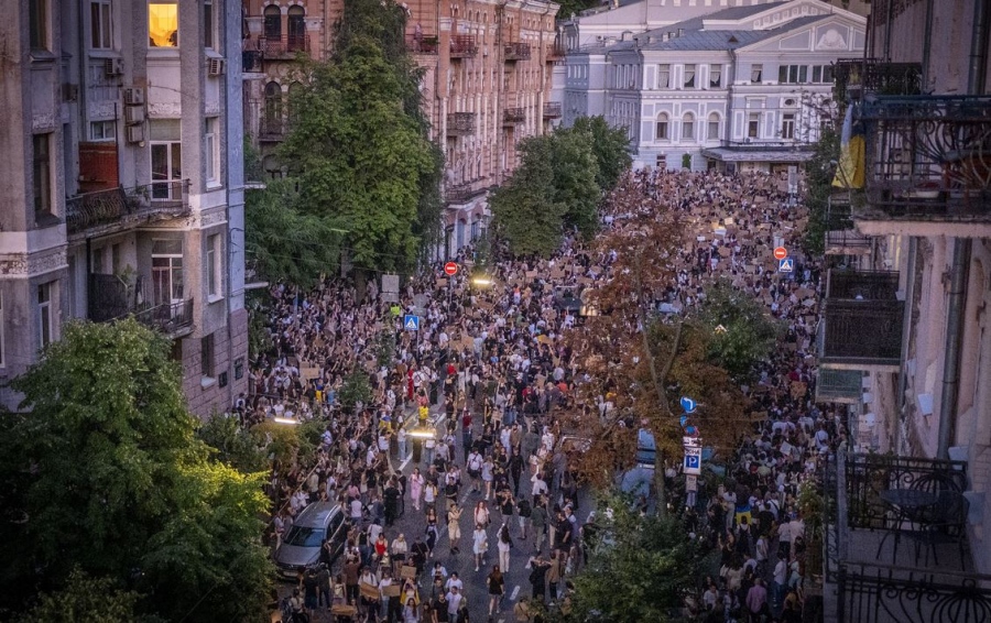 Ξεσηκωμός στην Ουκρανία για τη διαφθορά - Νέες μαζικές διαδηλώσεις κατά Zelensky και Yermak σε 10 πόλεις