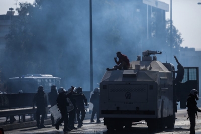 ΚΙΝΑΛ: Βάναυση και απρόκλητη επίθεση των ΜΑΤ κατά των διαδηλωτών πυροσβεστών