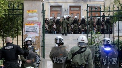 Δύο αστυνομικοί τραυματίες και τρεις προσαγωγές στα επεισόδια στην ΑΣΟΕΕ