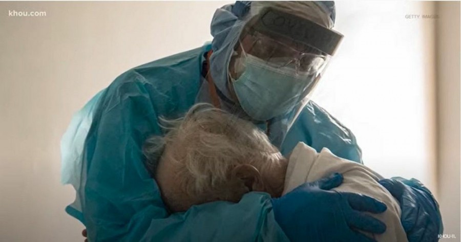 ΗΠΑ: Συγκλονίζει η φωτογραφία με τον γιατρό που αγκαλιάζει ηλικιωμένο που νοσεί από κορωνοϊό