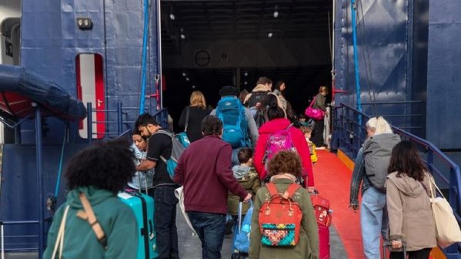 Αυξημένη η επιβατική κίνηση στα λιμάνια του Πειραιά, της Ραφήνας και του Λαυρίου ενόψει Πάσχα - Η επίσκεψη Κικίλια