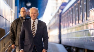 Η αποκάλυψη για το «τρένο φάντασμα» που συνόδευσε την επίσκεψη Biden στην Ουκρανία - Η double πρακτική... «επιβίωσης»