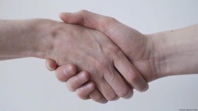 Λοιμωξιολόγος αποκαλύπτει ποιες ασθένειες μεταδίδονται μέσω της χειραψίας