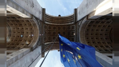 Γαλλία: Η Marine Le Pen πέτυχε να κατέβει η σημαία της ΕΕ από την Αψίδα του Θριάμβου στo Παρίσι