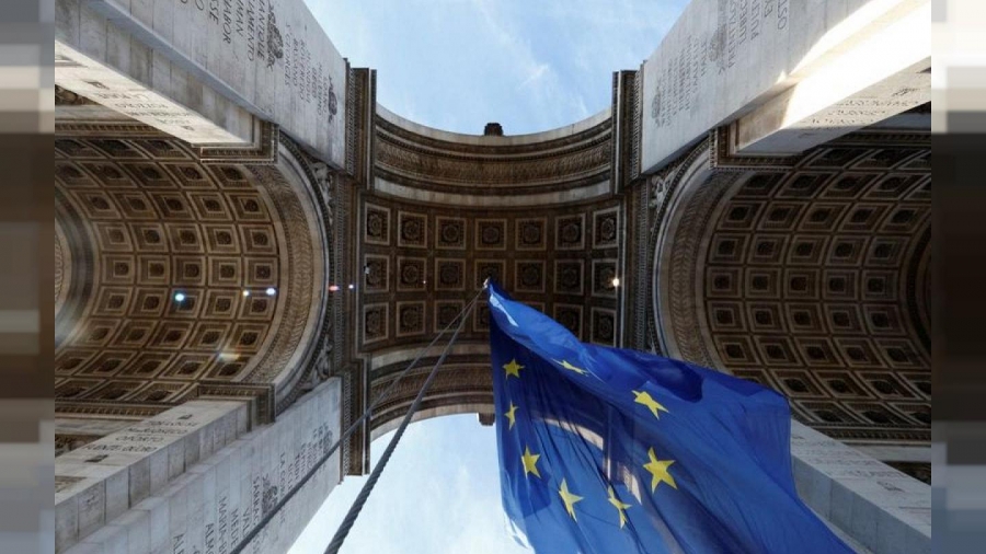 Γαλλία: Η Marine Le Pen πέτυχε να κατέβει η σημαία της ΕΕ από την Αψίδα του Θριάμβου στo Παρίσι