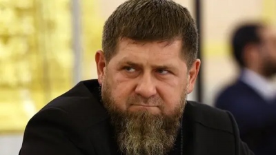 O Kadyrov έκανε τον Trump… Τσετσένο - Φορά παραδοσιακή φορεσιά μπροστά από το Λευκό Οίκο - Δείτε βίντεο