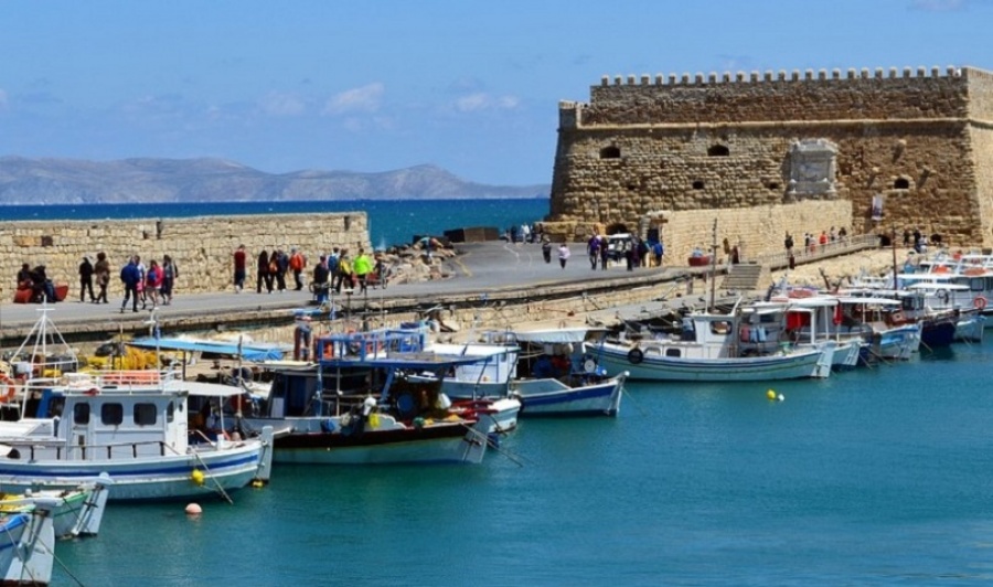 Ηράκλειο: Έκλεισε ο βόρειος λιμενοβραχίονας - Κυκλοφορούσαν ταυτόχρονα μέχρι και 2.000 άτομα