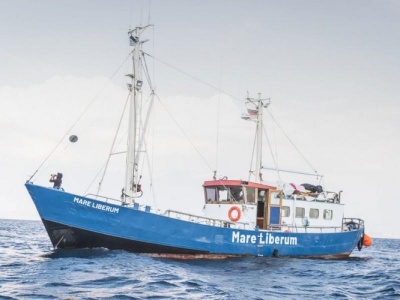 Μυτιλήνη: Κάτοικοι δεν επέτρεψαν στο πλοίο «Mare Liberum» να δέσει στο λιμάνι για τροφοδοσία