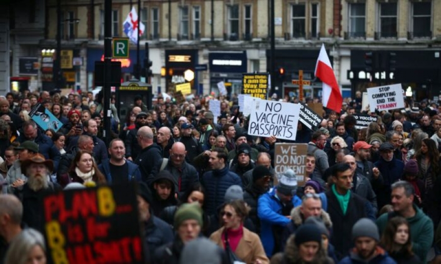Έκρηξη οργής για τα lockdowns και τα περιοριστικά μέτρα – Χιλιάδες διαδηλωτές σε πορείες και κινητοποιήσεις στην Ευρώπη