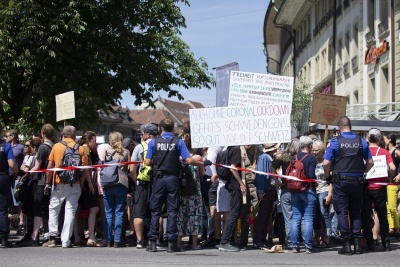 Ελβετία: Η αστυνομία διέλυσε διαδηλωτές κατά της καραντίνας και των περιοριστικών μέτρων