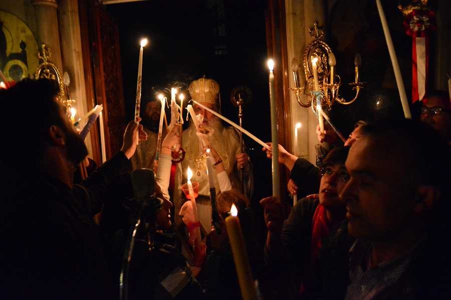 Στην Αθήνα το Άγιο Φως - Αποδόθηκαν τιμές αρχηγού κράτους