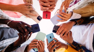 «Παρακοινωνικός»: Η λέξη της χρονιάς που περιγράφει την επιδημία μοναξιάς - Η τεχνολογία καταστρέφει τις ανθρώπινες σχέσεις